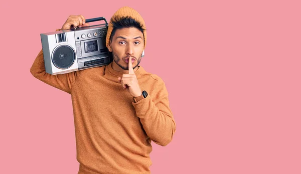 Snygg Latinamerikansk Ung Man Som Håller Boomboxen Och Lyssnar Musik — Stockfoto
