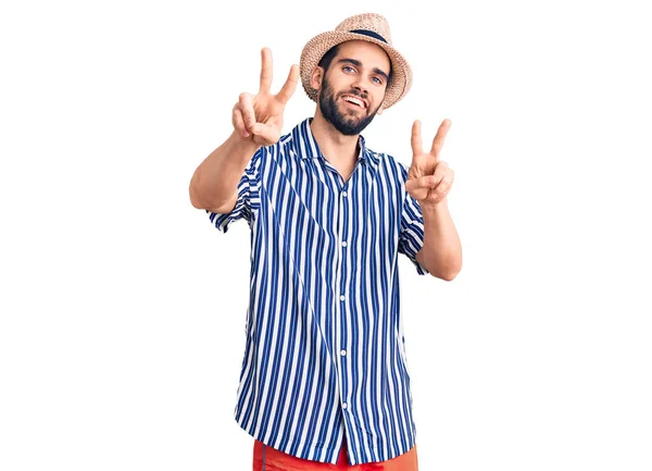 Homem Bonito Jovem Com Barba Usando Chapéu Verão Camisa Listrada — Fotografia de Stock