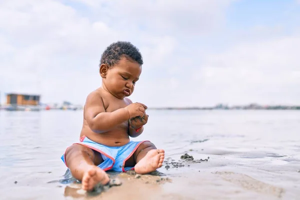 Adorable Bambin Afro Américain Assis Sur Plage — Photo