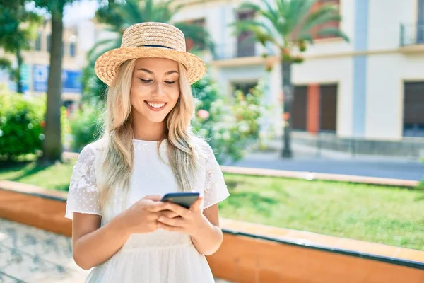 Kafkasyalı Genç Turist Kız Şehrin Caddesinde Akıllı Telefon Kullanarak Mutlu — Stok fotoğraf