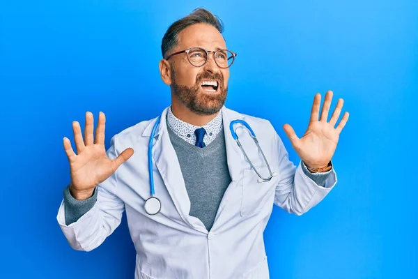 Bonito Homem Meia Idade Vestindo Uniforme Médico Estetoscópio Louco Louco — Fotografia de Stock