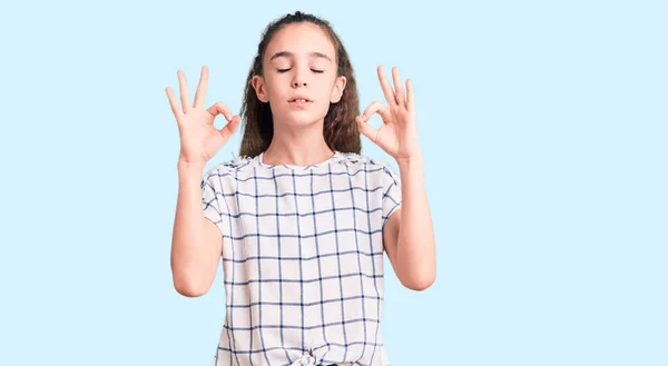 Menina Criança Hispânica Bonito Vestindo Roupas Casuais Relaxar Sorrir Com — Fotografia de Stock