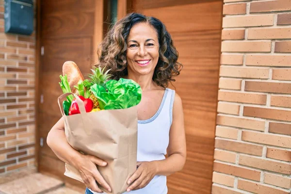 Mujer Hispana Mediana Edad Sonriendo Feliz Sosteniendo Una Bolsa Compras — Foto de Stock