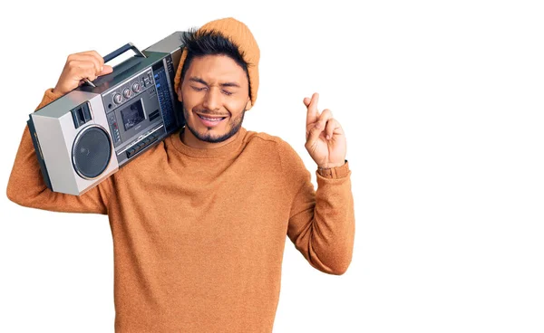 Snygg Latinamerikansk Ung Man Som Håller Boomboxen Lyssnar Musik Som — Stockfoto