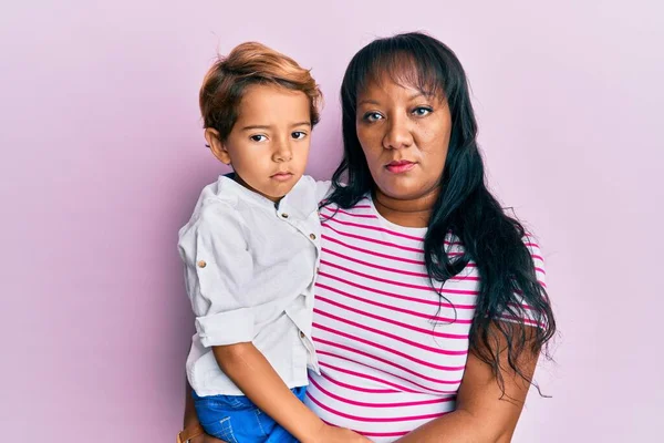 Hispanic Familj Mor Och Son Kramas Tillsammans Med Kärlek Tänkande — Stockfoto