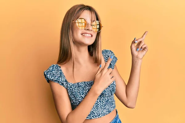 Подростковая Кавказка Модных Желтых Солнцезащитных Очках Улыбающаяся Смотрящая Камеру Двумя — стоковое фото