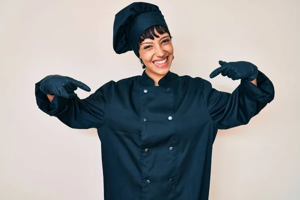 Mulher Bonita Morena Vestindo Uniforme Cozinheiro Profissional Olhando Confiante Com — Fotografia de Stock