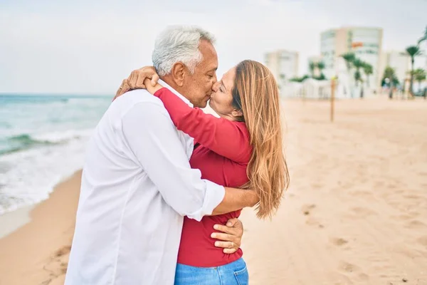 Pareja Hispana Mediana Edad Besándose Abrazándose Playa —  Fotos de Stock