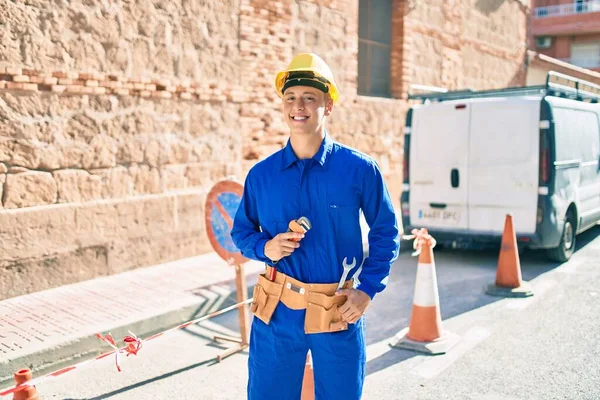 Jeune Ouvrier Hispanique Souriant Heureux Travailler Dans Rue Ville — Photo