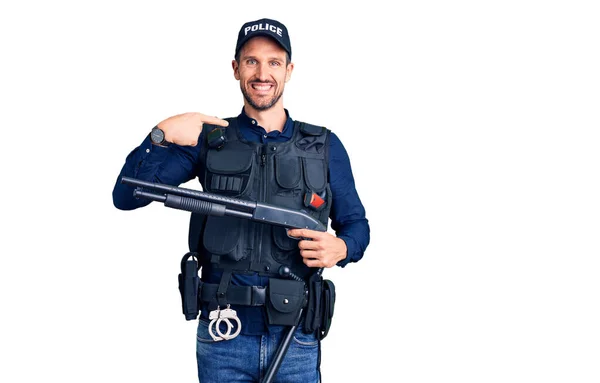 Joven Hombre Guapo Vistiendo Uniforme Policía Sosteniendo Escopeta Apuntando Con —  Fotos de Stock