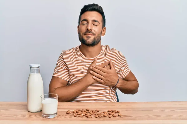 Όμορφος Ισπανός Που Πίνει Υγιεινό Γάλα Αμυγδάλου Χαμογελώντας Χέρια Στο — Φωτογραφία Αρχείου