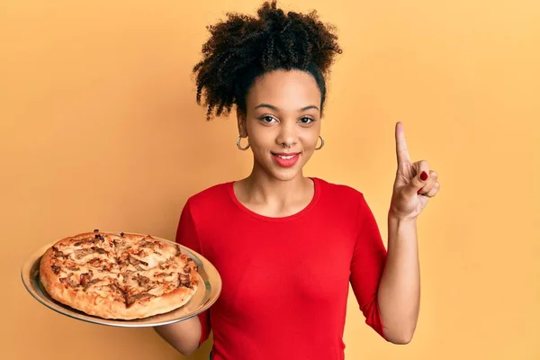 Junge Afrikanisch Amerikanische Mädchen Hält Italienische Pizza Lächelnd Mit Einer — Stockfoto
