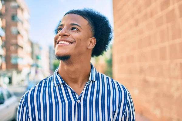 Νεαρός Αφροαμερικάνος Χαμογελάει Ευτυχισμένος Περπατώντας Στην Πόλη — Φωτογραφία Αρχείου
