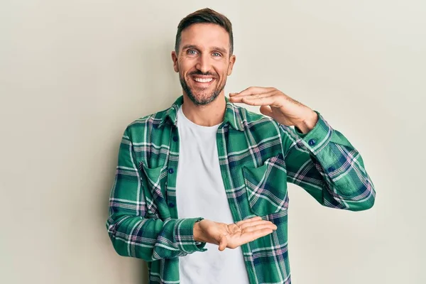 Homem Bonito Com Barba Vestindo Roupas Casuais Gesticulando Com Mãos — Fotografia de Stock