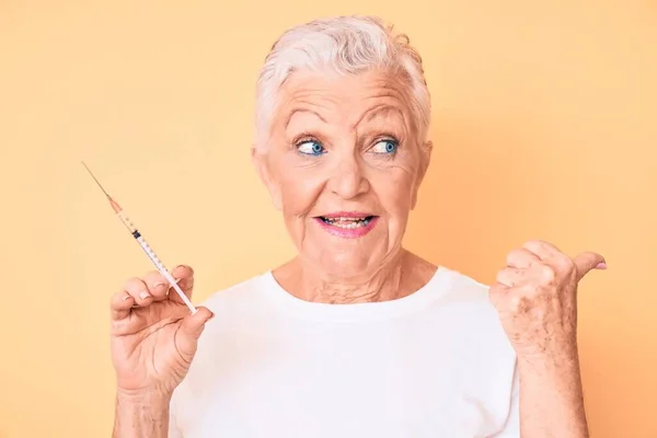 Senior Hermosa Mujer Con Ojos Azules Cabello Gris Sosteniendo Jeringa — Foto de Stock