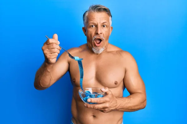 Medidor Medición Comer Sin Camisa Hombre Pelo Gris Mediana Edad — Foto de Stock