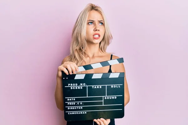 Güzel Beyaz Sarışın Bir Kız Elinde Video Film Panosu Tutuyordu — Stok fotoğraf