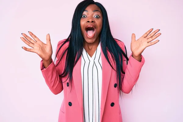 Junge Afrikanisch Amerikanische Frau Businesskleidung Feiert Verrückt Und Erstaunt Über — Stockfoto