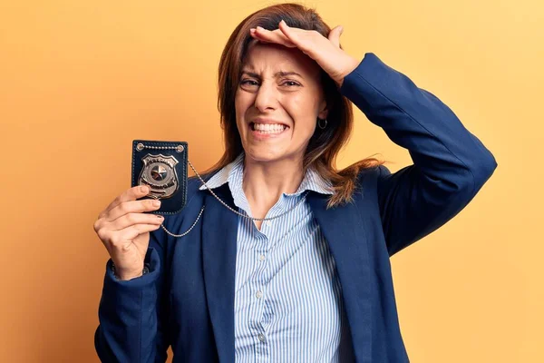 Joven Hermosa Mujer Sosteniendo Placa Detective Estresado Frustrado Con Mano — Foto de Stock