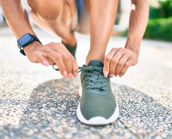 Acercamiento Pies Mujer Usando Zapatillas Entrenamiento Haciendo Encaje Listo Para — Foto de Stock