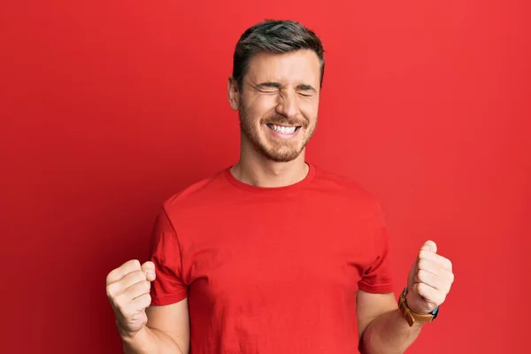 Bonito Homem Caucasiano Vestindo Camiseta Vermelha Casual Muito Feliz Animado — Fotografia de Stock