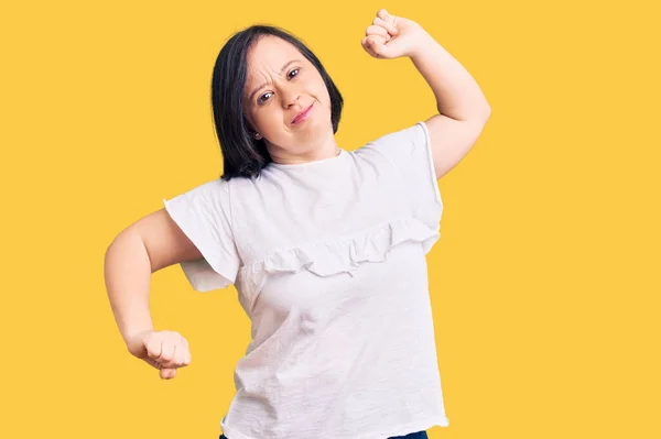 Femme Brune Avec Syndrome Duvet Portant Shirt Blanc Décontracté Étirant — Photo