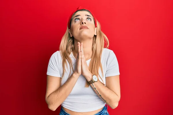 Jonge Blanke Vrouw Draagt Casual Witte Shirt Bedelen Bidden Met — Stockfoto