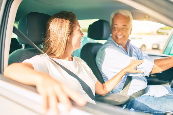 Medelålders Par Kär Sitter Inne Bilen Går Resa Leende Glad — Stockfoto