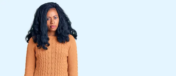 Mooie Afro Amerikaanse Vrouw Draagt Nonchalante Trui Sceptisch Nerveus Fronsend — Stockfoto