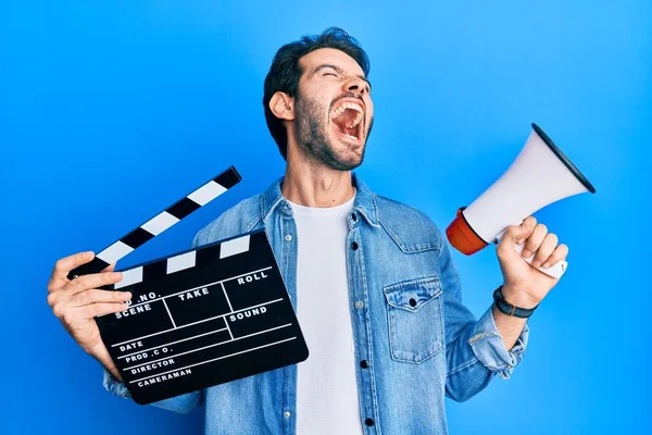 Junger Hispanischer Mann Mit Videokassette Und Megafon Wütend Und Verrückt — Stockfoto