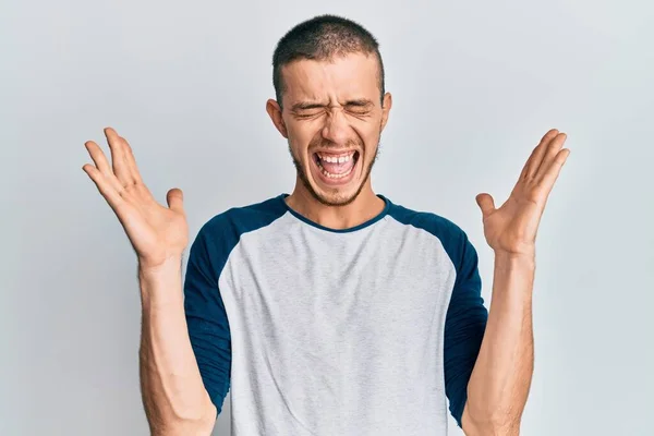 Giovane Ispanico Che Indossa Abiti Casual Che Celebrano Pazzo Pazzo — Foto Stock