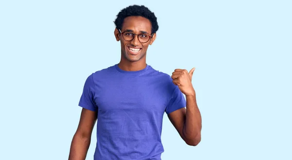 Africano Guapo Hombre Usando Ropa Casual Gafas Sonriendo Con Cara —  Fotos de Stock