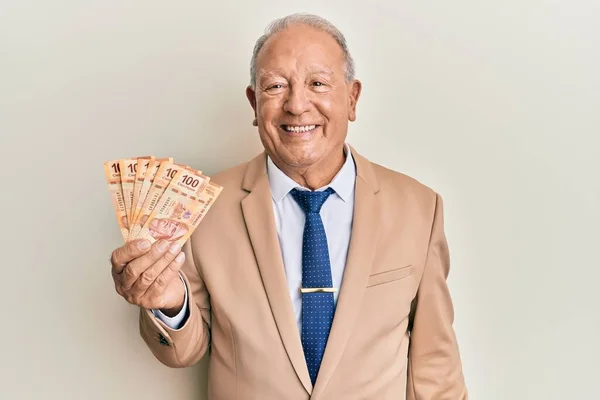 Hombre Caucásico Mayor Sosteniendo Pesos Mexicanos Luciendo Positivo Feliz Pie —  Fotos de Stock