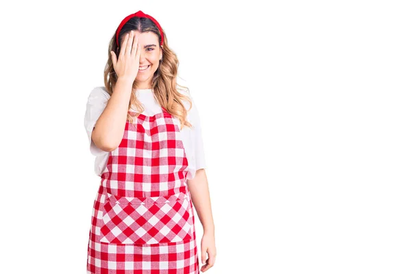 Young Caucasian Woman Wearing Apron Covering One Eye Hand Confident — Stock Photo, Image