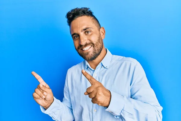 Homem Bonito Com Barba Vestindo Roupas Casuais Sorrindo Olhando Para — Fotografia de Stock