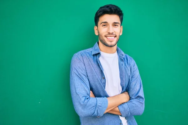 Young Latin Man Smiling Happy Leaning Wall City — Stock Photo, Image