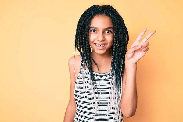 Joven Niña Afroamericana Con Trenzas Sobre Fondo Amarillo Sonriendo Con — Foto de Stock