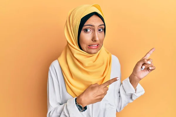 Молода Брюнетка Арабська Жінка Традиційному Ісламському Шарфі Хіджабу Вказує Стурбованість — стокове фото