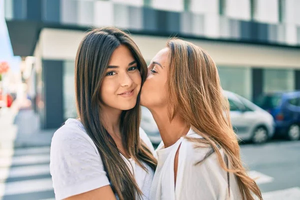 Mooie Spaanse Moeder Dochter Zoenen Stad — Stockfoto