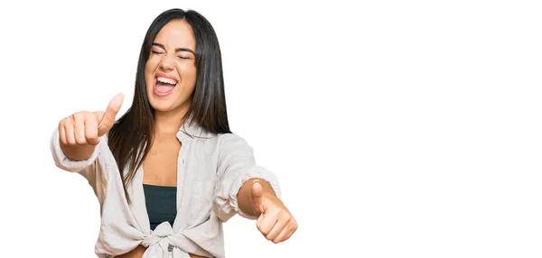 Menina Hispânica Bonita Nova Vestindo Roupas Casuais Aprovando Fazer Gesto — Fotografia de Stock