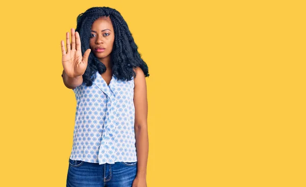 Όμορφη Αφροαμερικάνα Που Φοράει Καλοκαιρινό Πουκάμισο Και Δεν Τραγουδάει Χέρι — Φωτογραφία Αρχείου