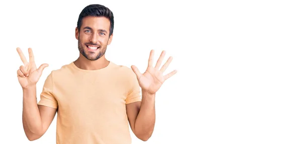 Молодий Іспаномовний Чоловік Носить Повсякденний Одяг Показуючи Вказуючи Пальцями Номер — стокове фото