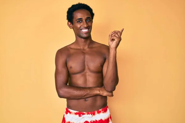 Africano Bell Uomo Che Indossa Costume Bagno Sorridente Felice Indicando — Foto Stock