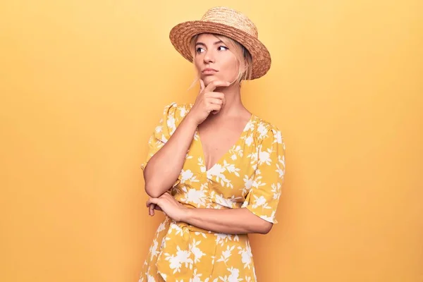 Krásná Blondýnka Dovolené Letním Klobouku Šaty Přes Žluté Pozadí Rukou — Stock fotografie