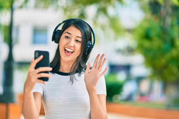 Young Hispanic Woman Doing Video Call Using Smartphone Headphones City — Stock Photo, Image