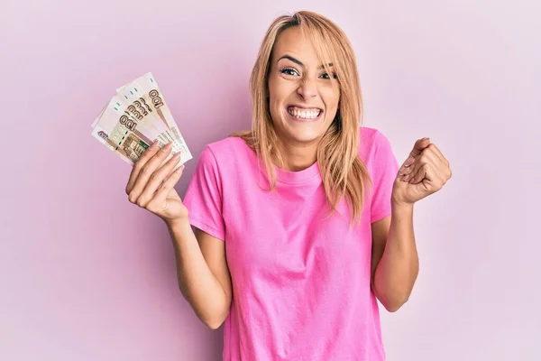 Beautiful Blonde Woman Holding 100 Russian Ruble Banknotes Screaming Proud — Stock Photo, Image