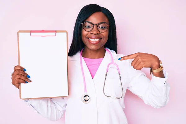 Junge Afrikanisch Amerikanische Frau Trägt Doktor Stethoskop Mit Klemmbrett Zeigt — Stockfoto