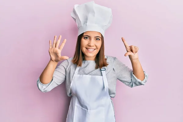 Joven Hermosa Mujer Con Uniforme Cocinero Profesional Sombrero Que Muestra — Foto de Stock