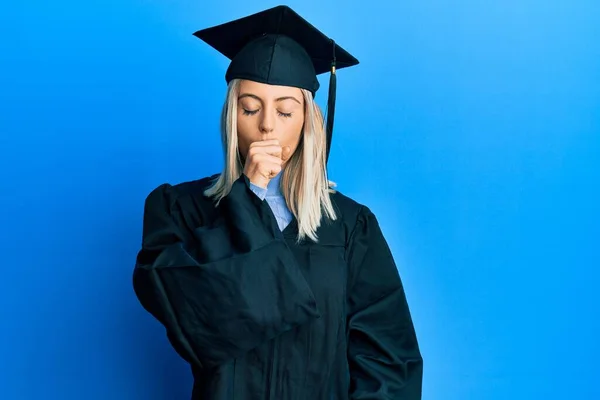 Hermosa Mujer Rubia Con Gorra Graduación Bata Ceremonia Sintiéndose Mal —  Fotos de Stock