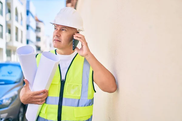 Medelålders Arkitekt Man Talar Smartphone Och Håller Ritningar Staden — Stockfoto